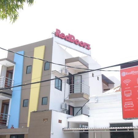 Reddoorz @ Genteng Surabaya Ngoại thất bức ảnh